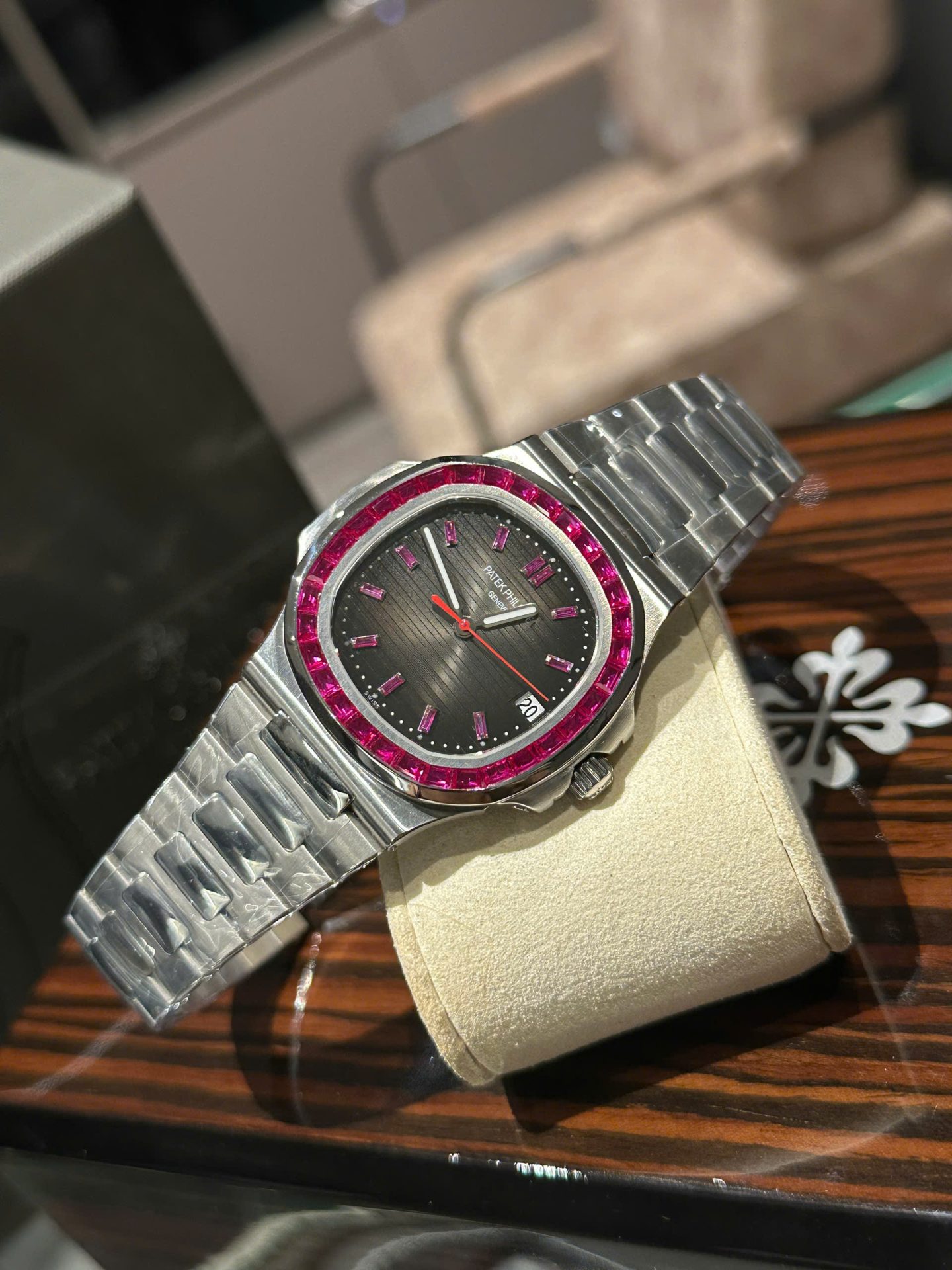 Patek Philippe Nautilus 5711 Super Clone 11 Watch Bezel Ruby Red 40mm - Image 4