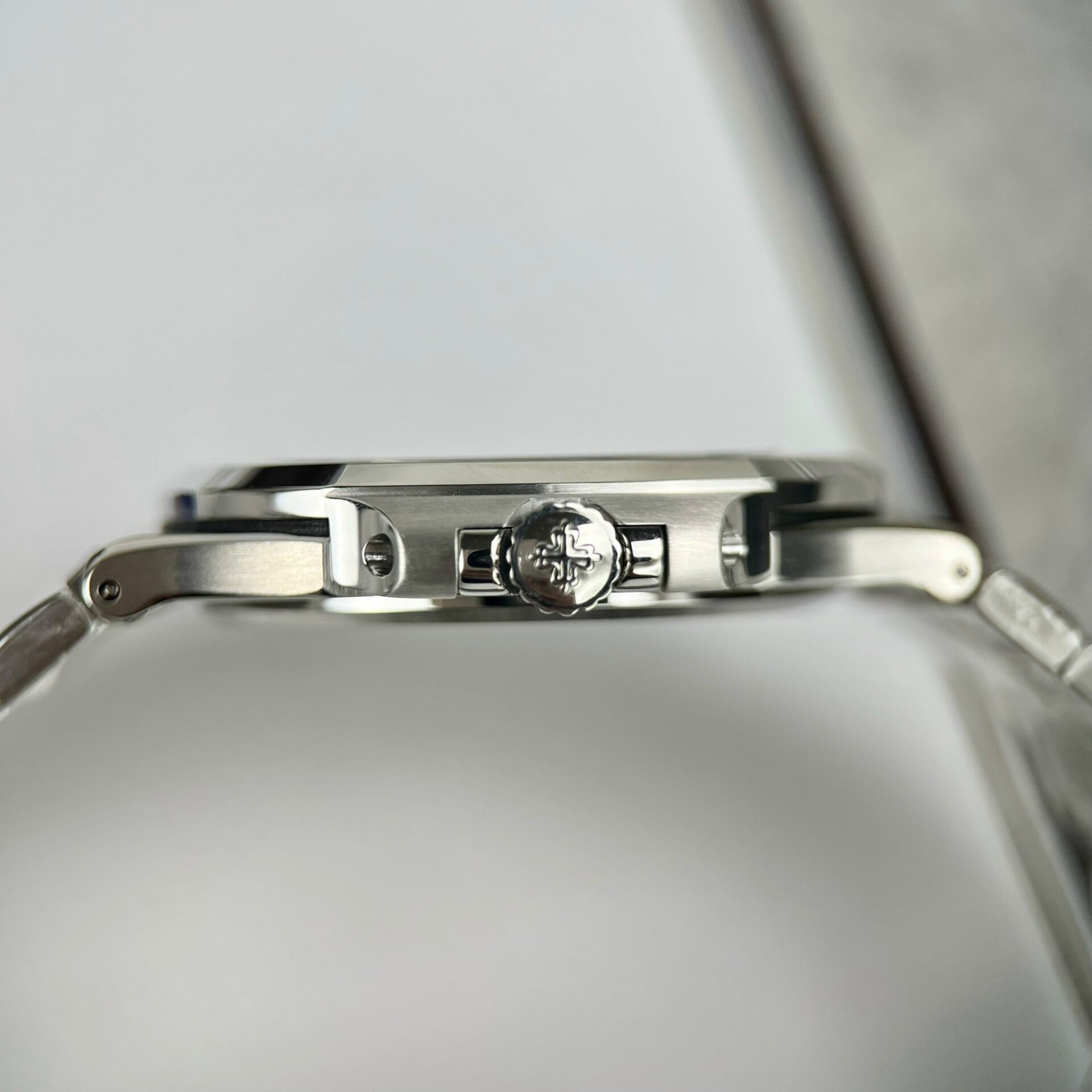 Patek Philippe Replica Watch Nautilus 5723 Green Dial 40mm - Image 4
