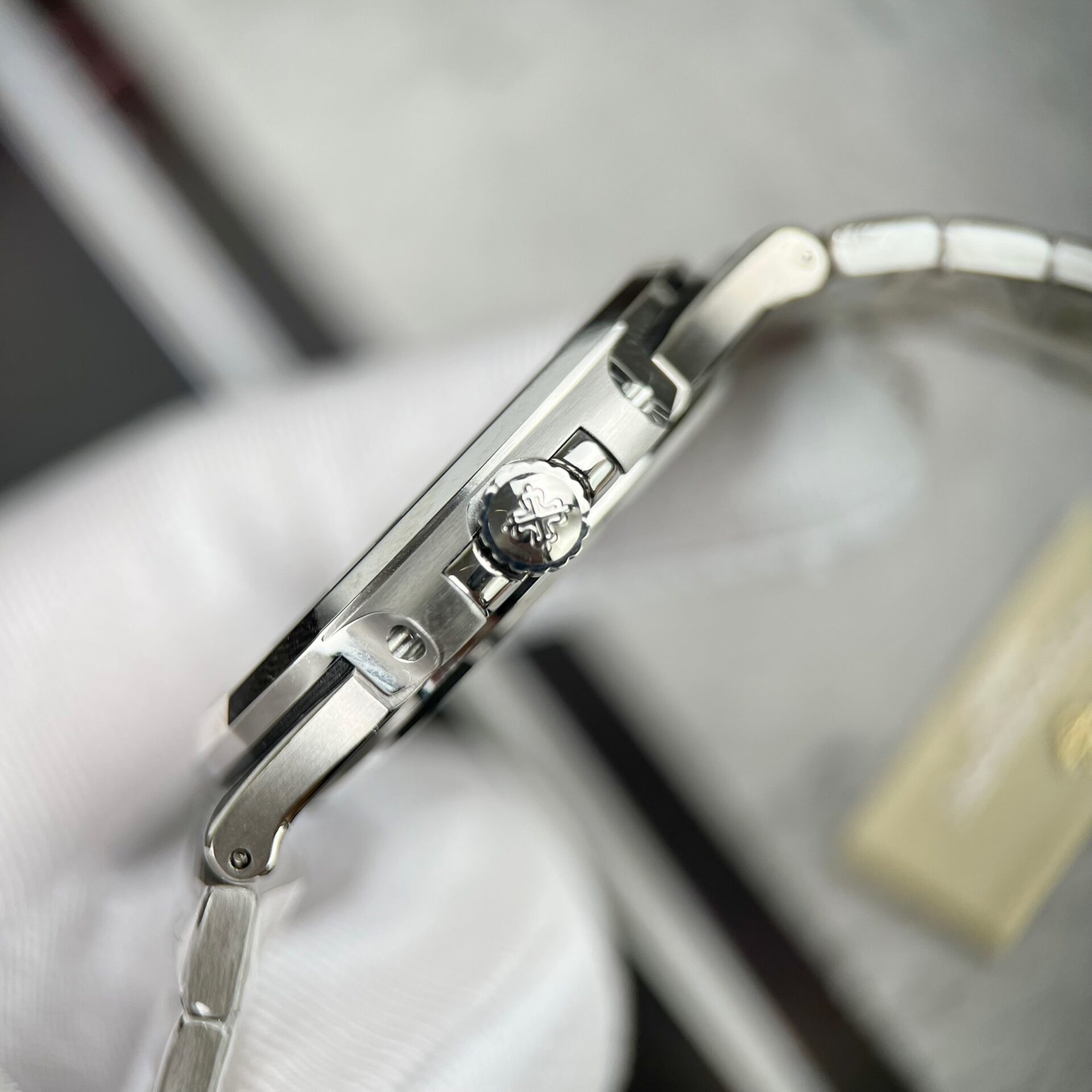 Patek Philippe Replica Watch Nautilus 5723 White Dial Metal Wire 40mm - Image 6