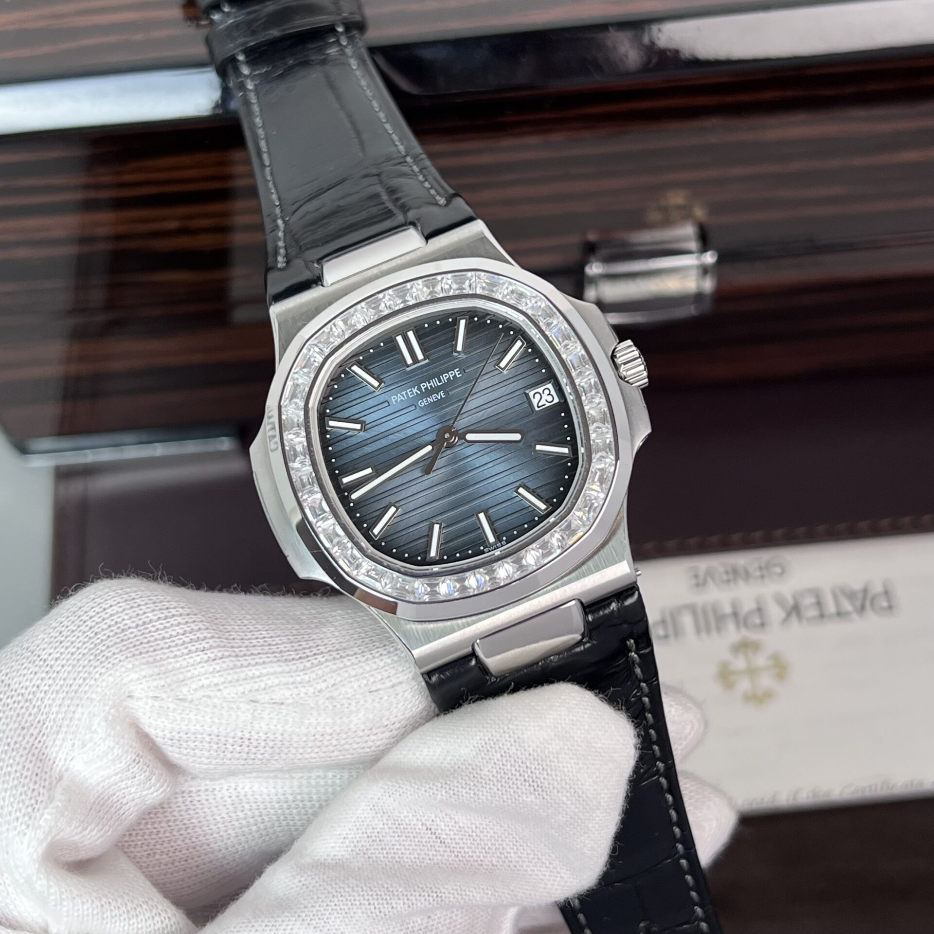 Patek Philippe Nautilus 5723 Replica 1:1 Watch Leather Strap Dark Blue Dial 40mm - Image 2
