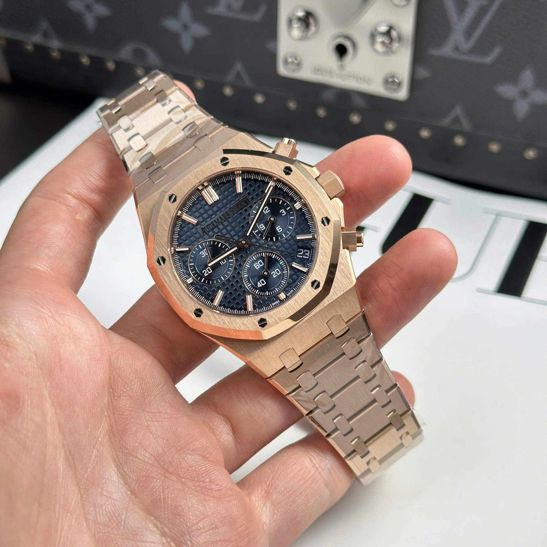 Audemars Piguet Royal Oak 26240 Rose Gold Super Clone Watch Dial Blue APS Factory 41mm - Image 2