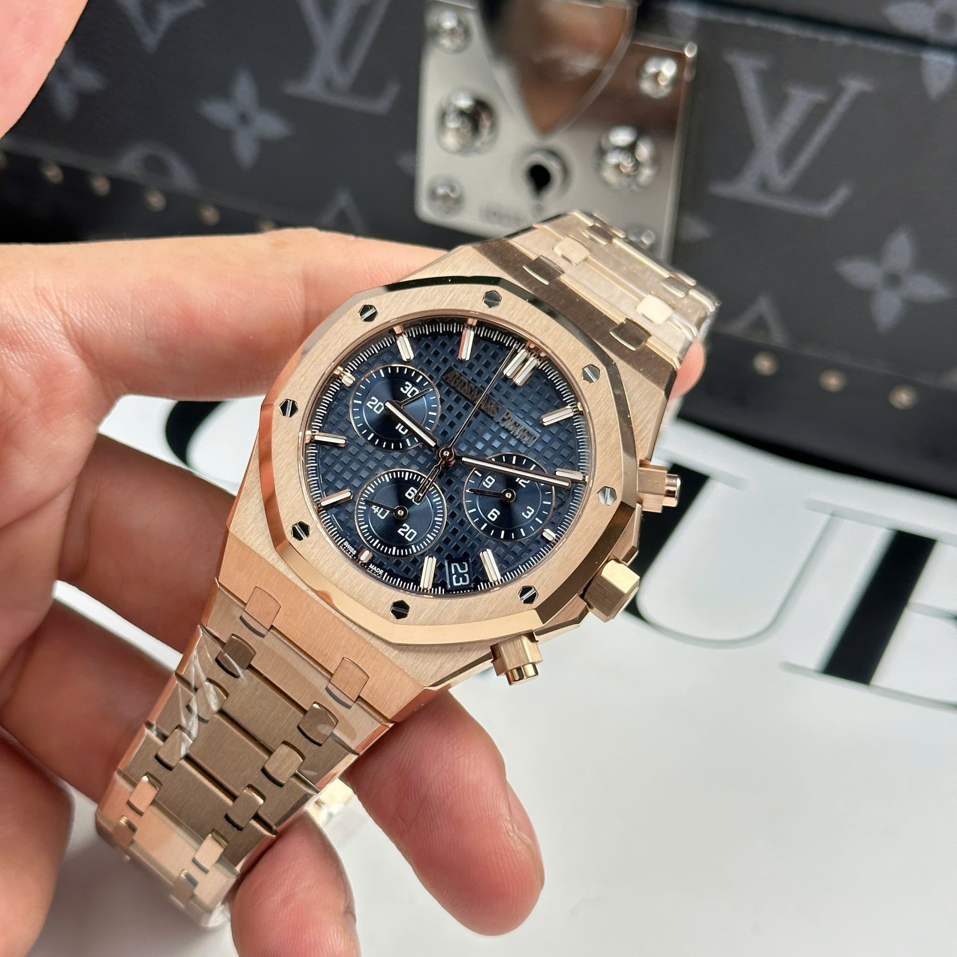 Audemars Piguet Royal Oak 26240 Rose Gold Super Clone Watch Dial Blue APS Factory 41mm - Image 4