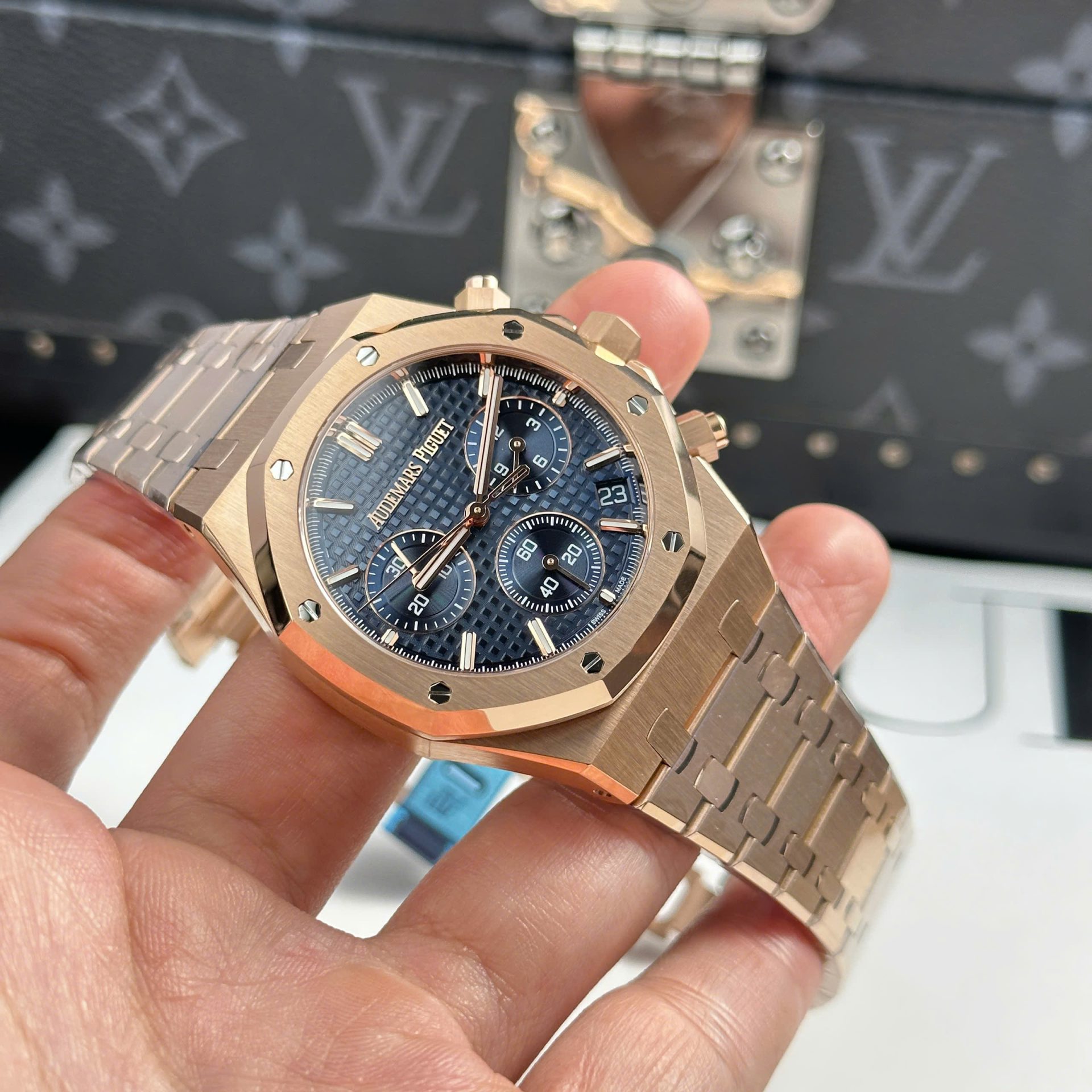 Audemars Piguet Royal Oak 26240 Rose Gold Super Clone Watch Dial Blue APS Factory 41mm - Image 3