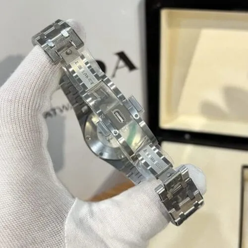 Audemars Piguet Royal Oak 33mm with Diamond Accents - Image 5