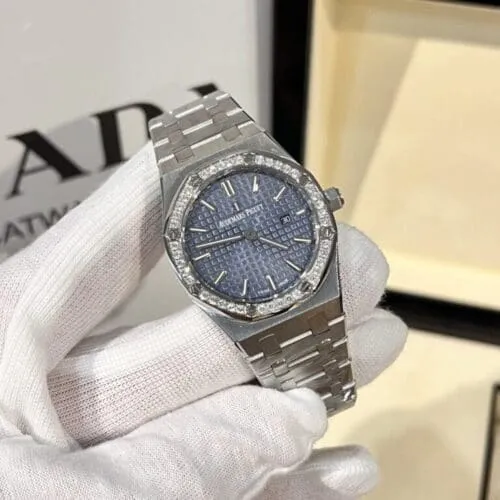 Audemars Piguet Royal Oak 33mm with Diamond Accents - Image 3